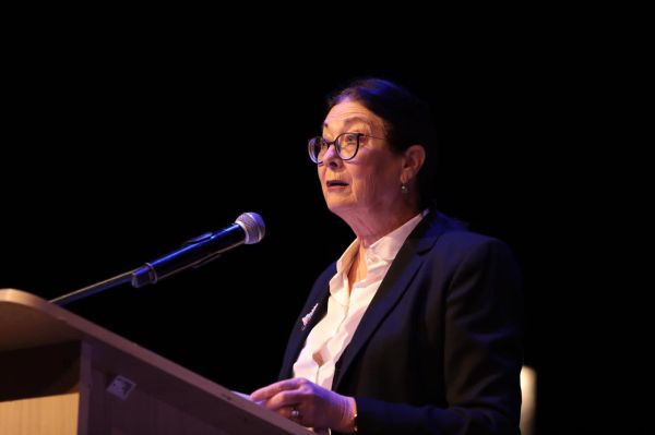 צפו: אזעקה במהלך נאומה של אסתר חיות; ואיך היא הגיבה?