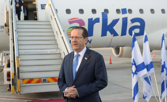 "עוד צעד היסטורי": הרצוג המריא לביקור בבחריין