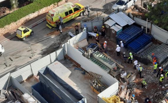 תאונת עבודה: פועל נפל ממרפסת ונפצע קשה