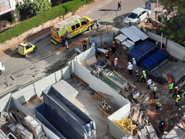 תאונת עבודה: פועל נפל ממרפסת ונפצע קשה