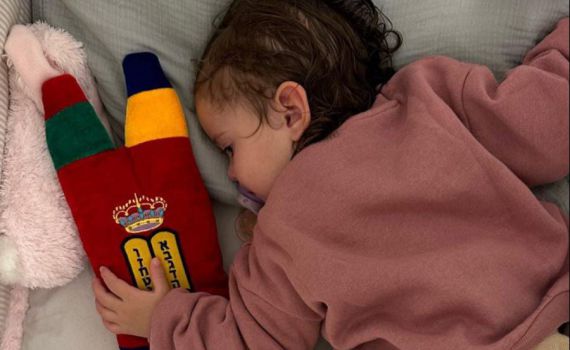 מתוק: בתה של קורין גדעון ישנה עם בובת ספר תורה