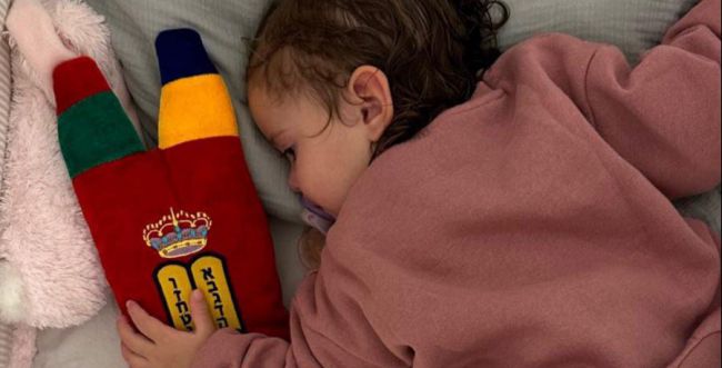 Sweet: Korin Gideon's daughter sleeps with a Torah book  watch