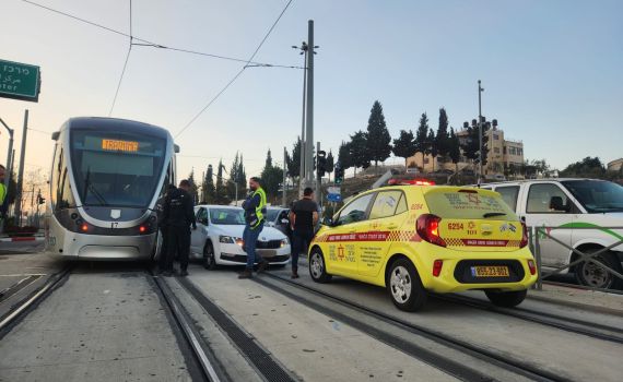 רכב נפגע מהרכבת הקלה בירושלים