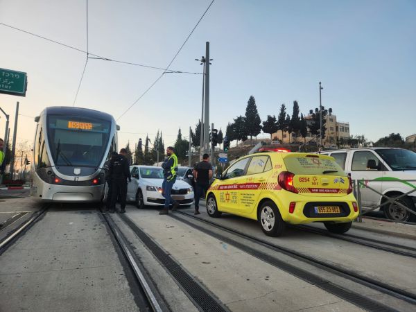 רכב נפגע מהרכבת הקלה בירושלים