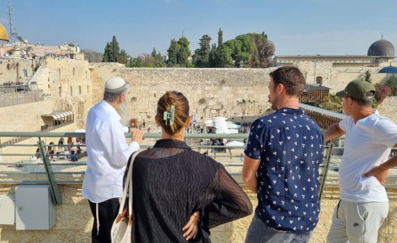 השחקן המפורסם ביקר בכותל והטמין פתק