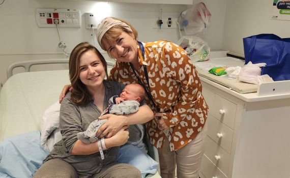 מרגש: המיילדת שיילדה שישה מנכדיה