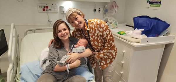 מרגש: המיילדת שיילדה שישה מנכדיה