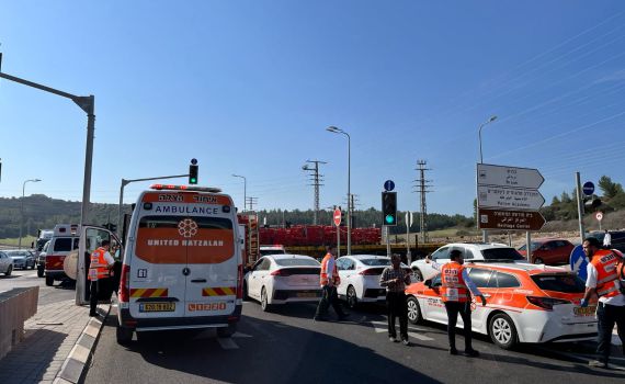 תאונת דרכים בבית שמש: חולצה לכודה מרכב פרטי