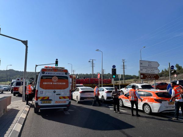 תאונת דרכים בבית שמש: חולצה לכודה מרכב פרטי