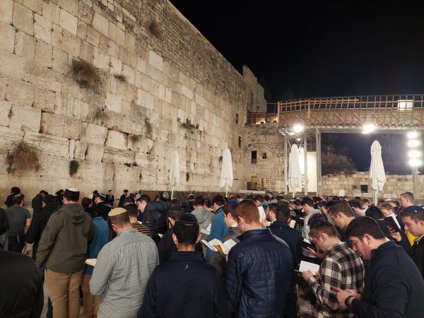 צפו: עצרת תפילה בכותל לרפואת הרב דרוקמן