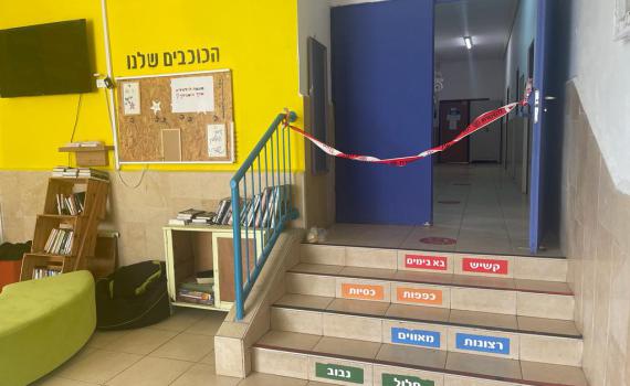 רעולי פנים נכנסו לבית ספר ודקרו בן 16; מצבו לא יציב