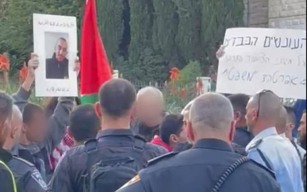 המשטרה חוקרת שלושה ערבים שהניפו דגלי אש"ף