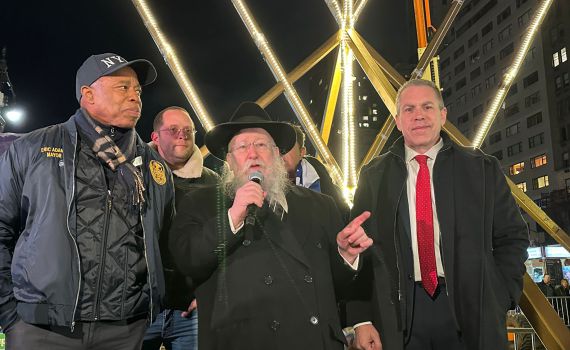 נר חג בחנוכייה הגדולה בעולם: "גאים להיות יהודים"