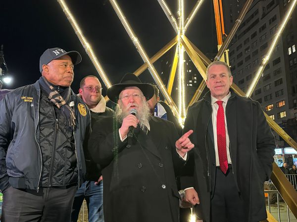 נר חג בחנוכייה הגדולה בעולם: "גאים להיות יהודים"