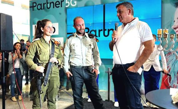 פרטנר מדליקה נרות עם הלוחמים שאימצה