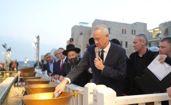 צפו: גנץ הותקף בסיום טקס הדלקת נרות בכותל