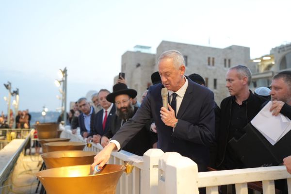 צפו: גנץ הותקף בסיום טקס הדלקת נרות בכותל