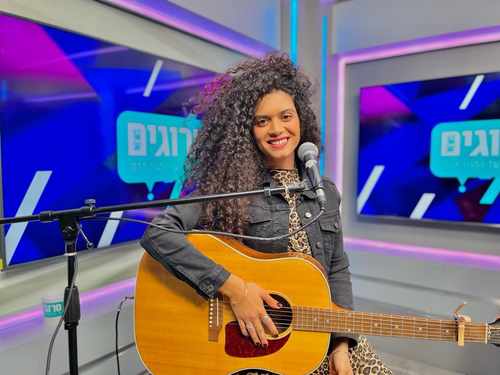 הזמרת הדר זכריה באולפן: "לקול שלי יש מקום"