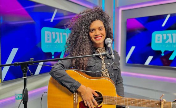 הזמרת הדר זכריה באולפן: "לקול שלי יש מקום"