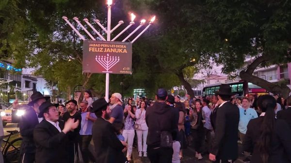 בצל המהומות בפרו: הדלקת נרות חנוכה המונית בלימה