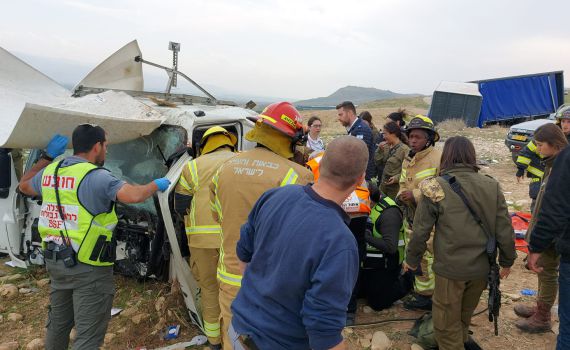 משאית התהפכה בכביש 90, פצוע קשה במקום