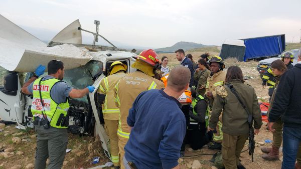 משאית התהפכה בכביש 90, פצוע קשה במקום
