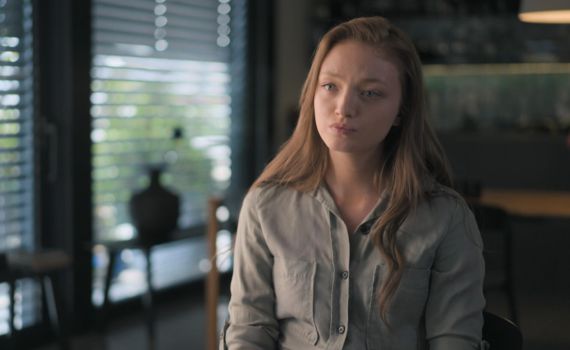 האם האישה שהפילה את נוכל הטינדר עבדה על כולנו?