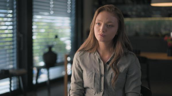 האם האישה שהפילה את נוכל הטינדר עבדה על כולנו?