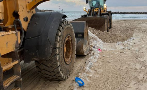 עיריית אשקלון מפנה את החפצים שנסחפו מהמכולה לחוף