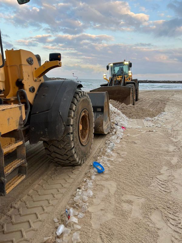 עיריית אשקלון מפנה את החפצים שנסחפו מהמכולה לחוף