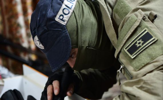 בחלקי אופניים וצעצועים: כך הוברחו כלי נשק | צפו