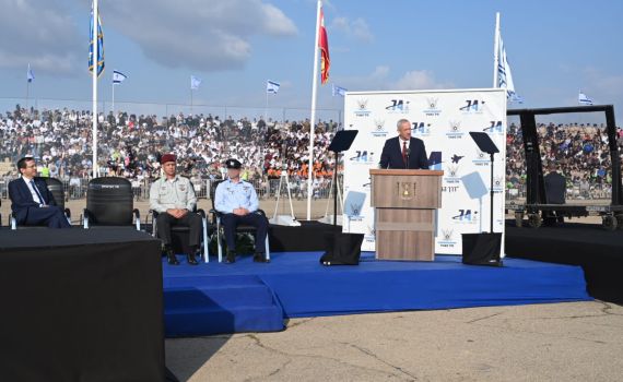 גנץ: "נערכים לאפשרות של תקיפה באיראן"