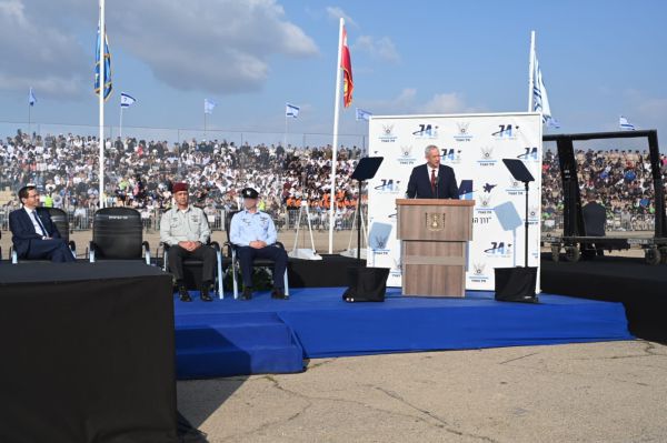 גנץ: "נערכים לאפשרות של תקיפה באיראן"