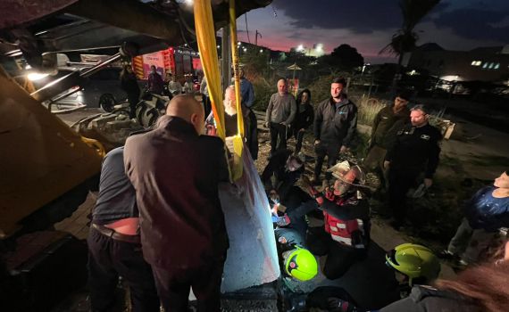 מבוא חורון: ילד נלכד בקוביית בטון