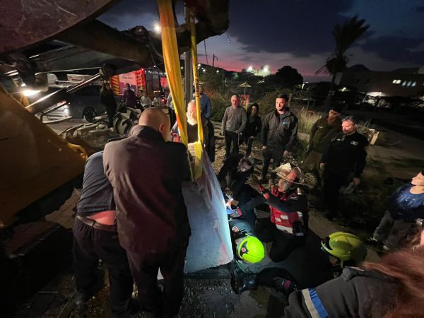 מבוא חורון: ילד נלכד בקוביית בטון