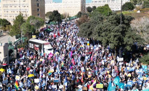 הדגלים השחורים חוזרים? מחאה מחוץ לכנסת
