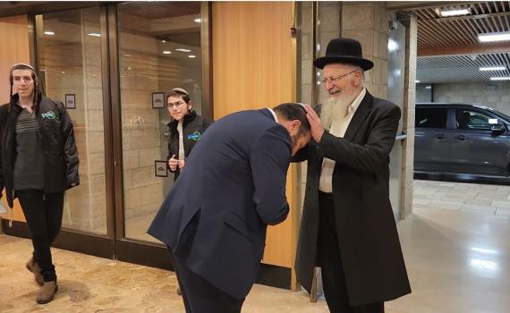 לראשונה בחייו: הרב שמואל אליהו הגיע לכנסת. צפו