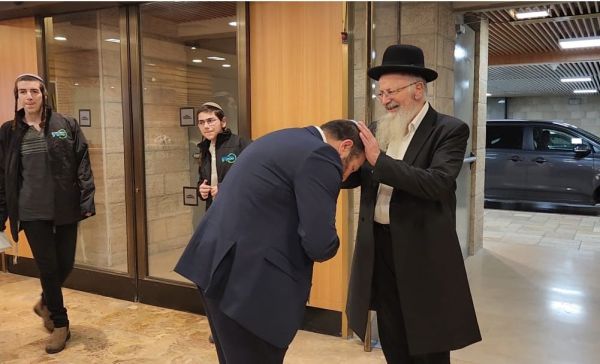 לראשונה בחייו: הרב שמואל אליהו הגיע לכנסת. צפו