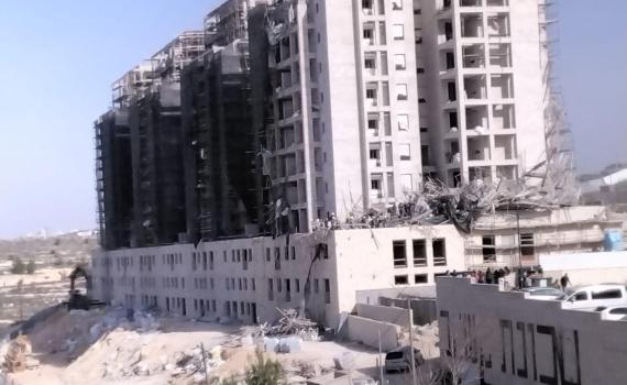 2 הרוגים ו-4 פצועים בקריסת פיגומים באתר בניה