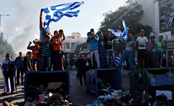 מחאות ביוון לאחר ששוטר ירה בראשו של צועני