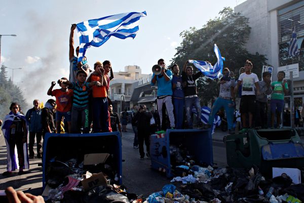 מחאות ביוון לאחר ששוטר ירה בראשו של צועני