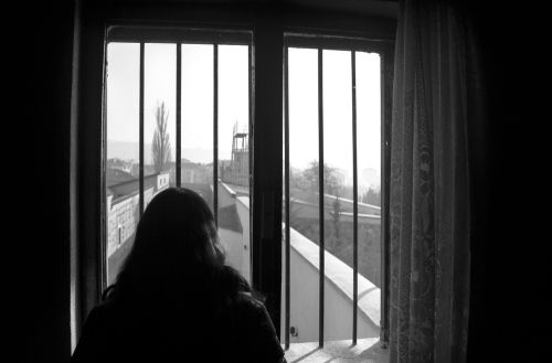 "את פשוט כלואה בתוך הקשר"