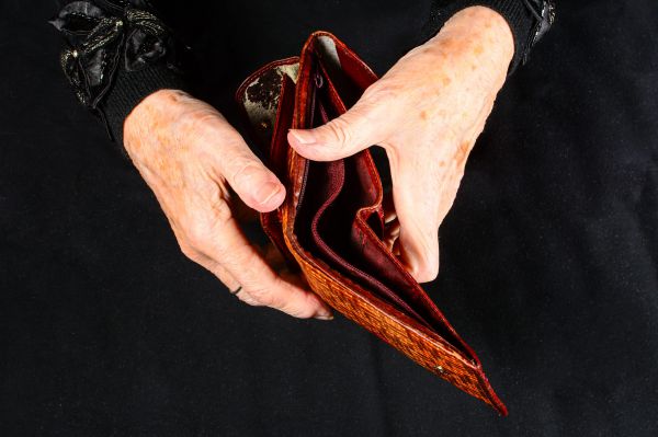 מאוקראינה: נוכלים הפילו בפח ועקצו אלפי קשישים