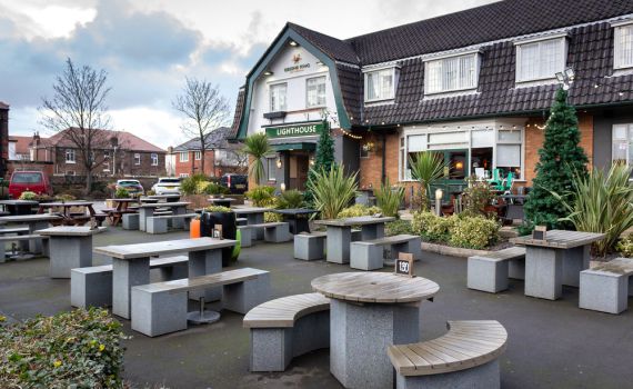 ירי בחג המולד: הרוגה ו-3 פצועים במסעדה בבריטניה