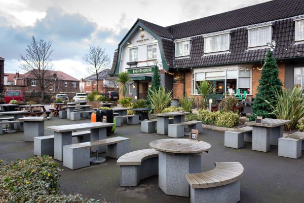 ירי בחג המולד: הרוגה ו-3 פצועים במסעדה בבריטניה