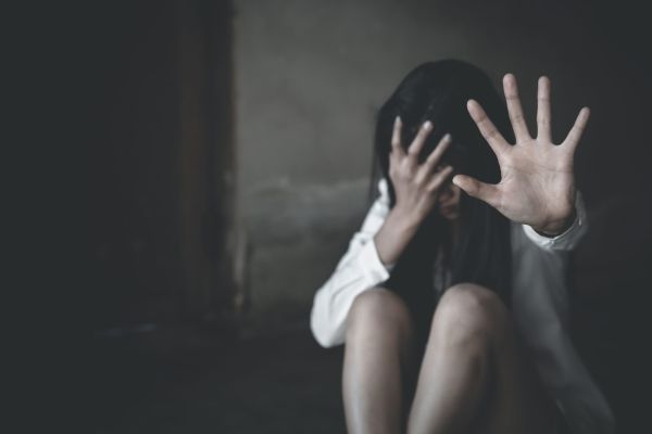 אישום חמור: מנהל ביצע עבירות מין בתלמידיו