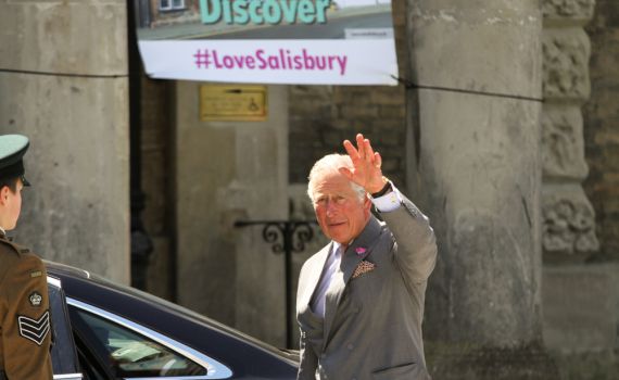 שוב: מפגין נעצר כשזרק ביצים על המלך צ'ארלס