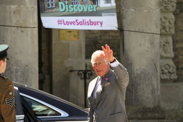 שוב: מפגין נעצר כשזרק ביצים על המלך צ'ארלס