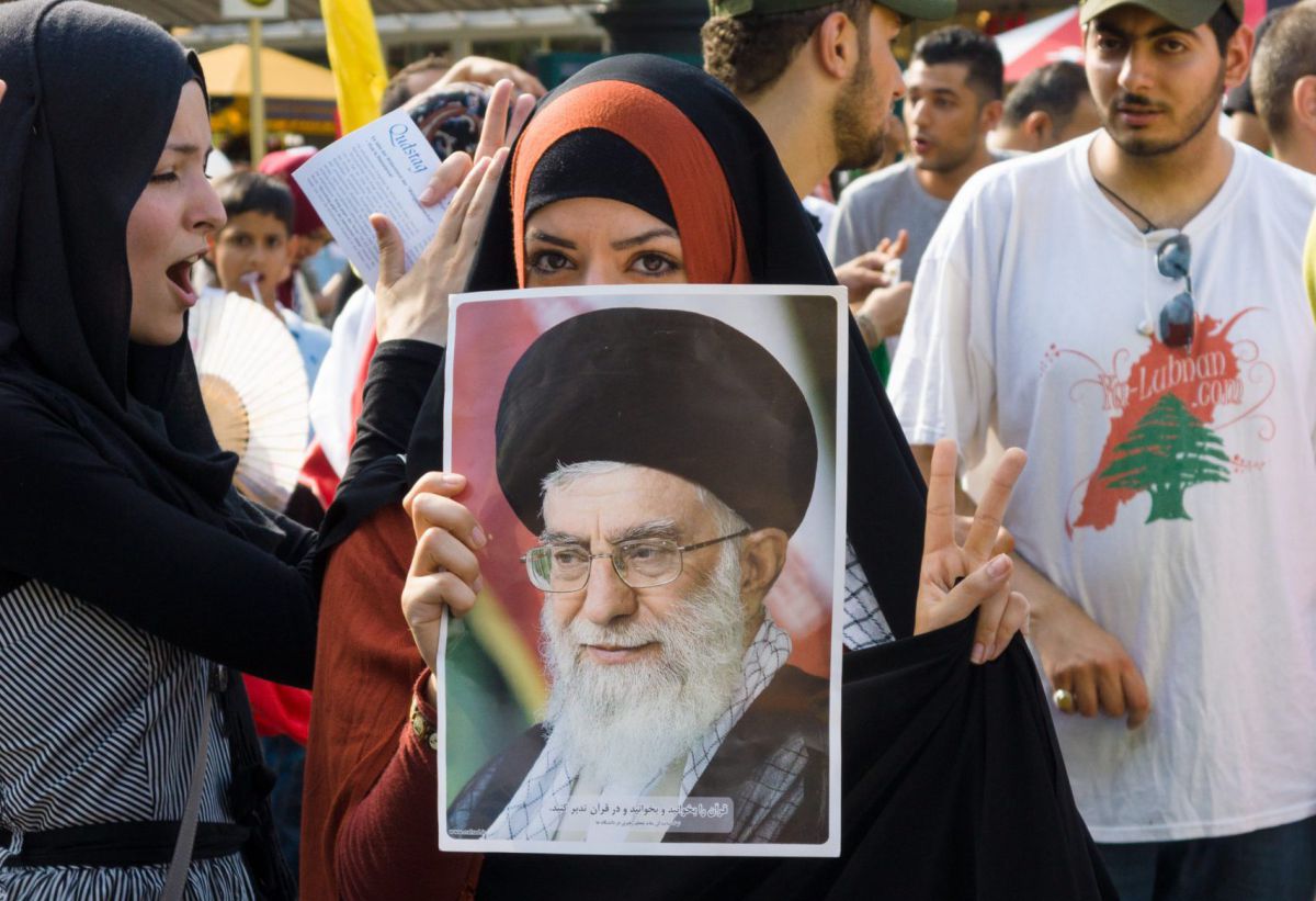 אחרי דיכוי המחאה: אחותו של חמינאי בביקורת חריגה