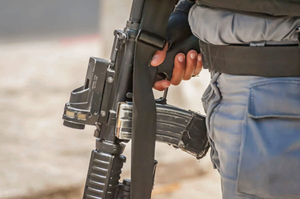 כתב אישום: תושב סוסיא איים ברובה על פלסטיני